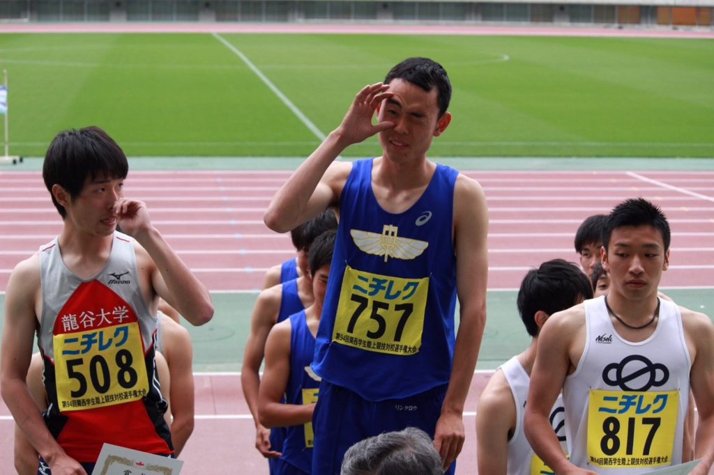 表彰台に立つ松本